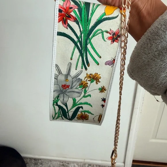 Gucci White Floral Chain Crossbody Phone Bag - Picture 4 of 8